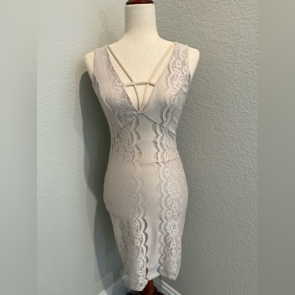 Astr Lace Bodycon Dress in Cream